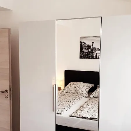Sam's Place Apartment *
